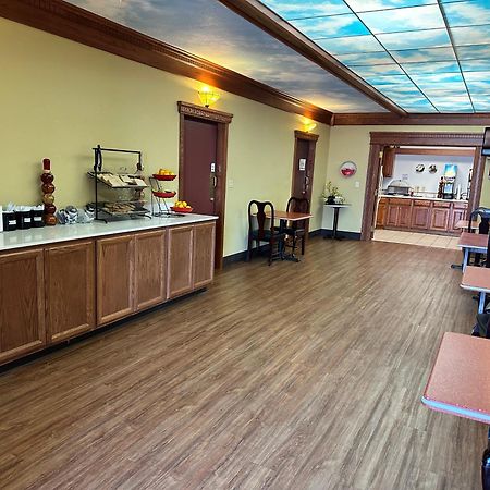 Ramada By Wyndham Saginaw Hotel & Suites Buitenkant foto