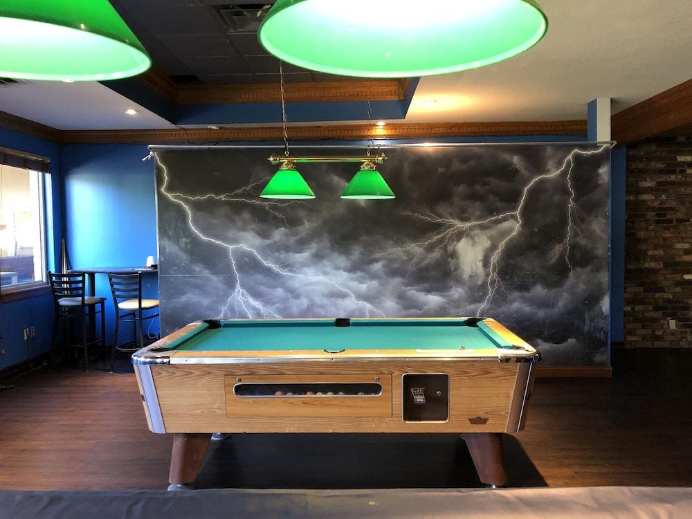 Ramada By Wyndham Saginaw Hotel & Suites Buitenkant foto