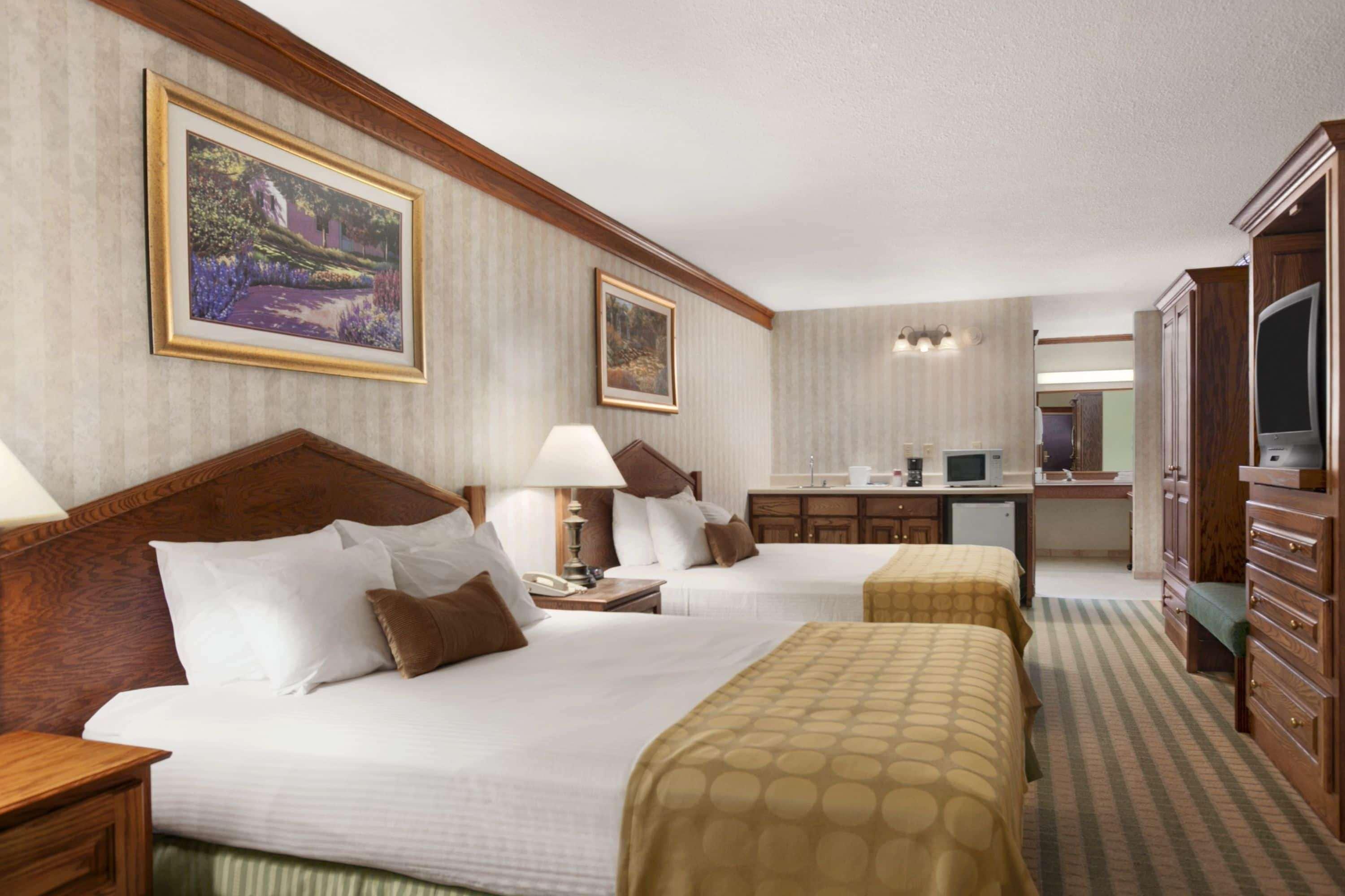 Ramada By Wyndham Saginaw Hotel & Suites Buitenkant foto