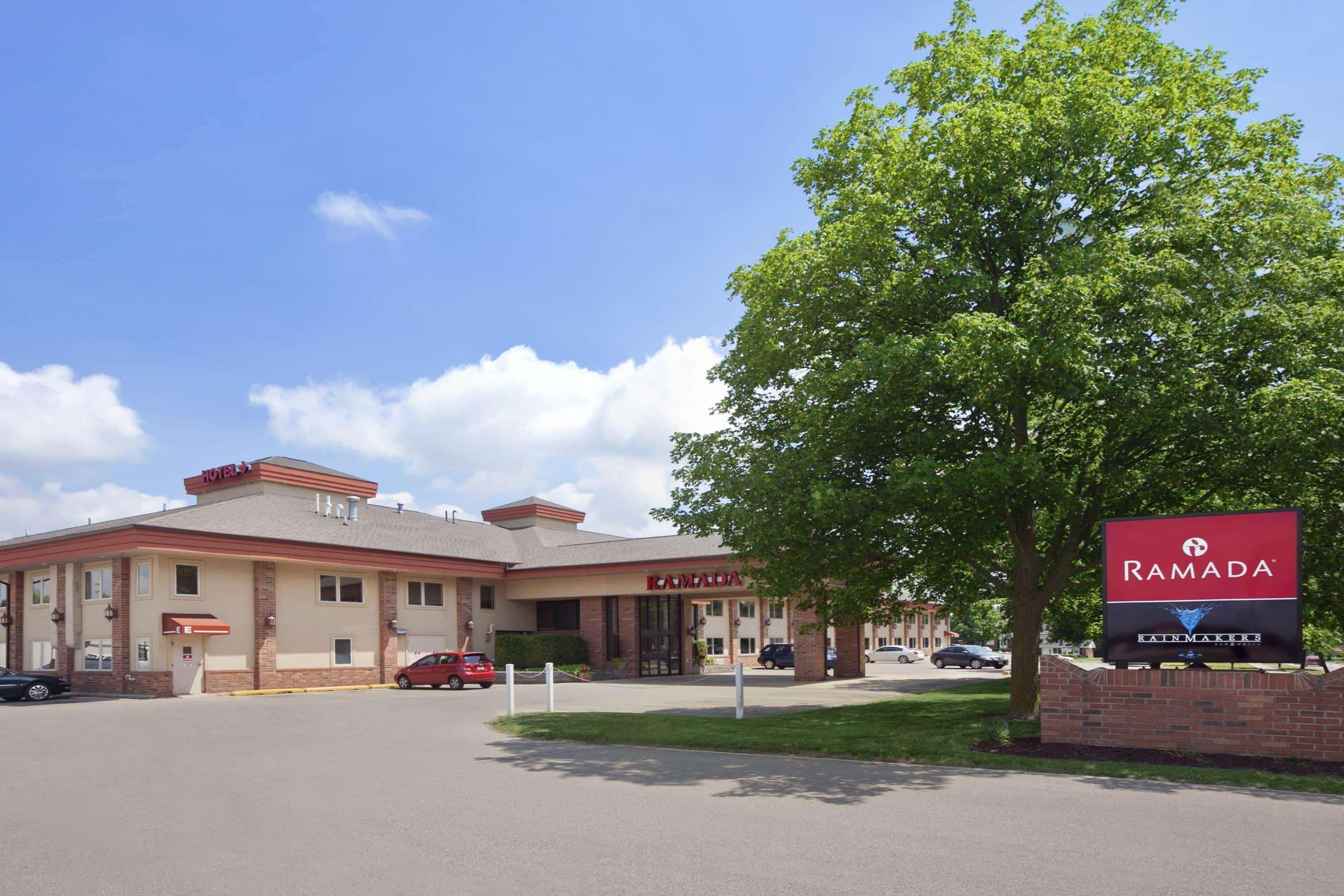 Ramada By Wyndham Saginaw Hotel & Suites Buitenkant foto