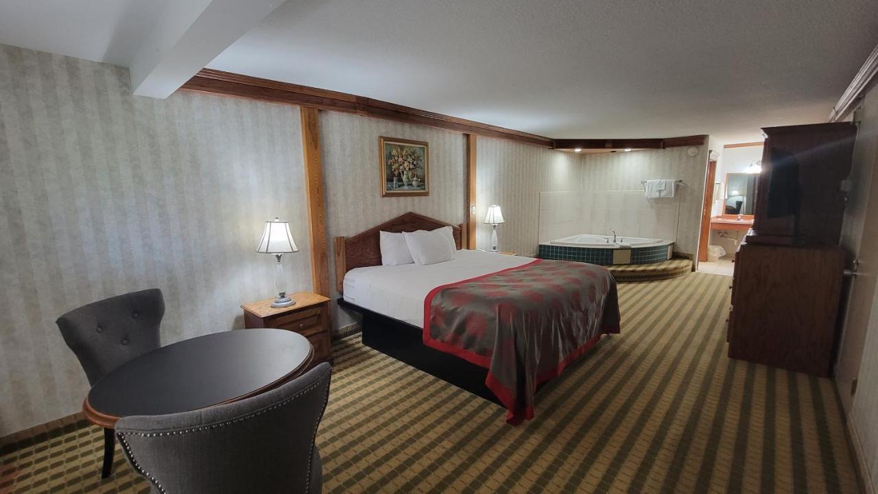 Ramada By Wyndham Saginaw Hotel & Suites Buitenkant foto