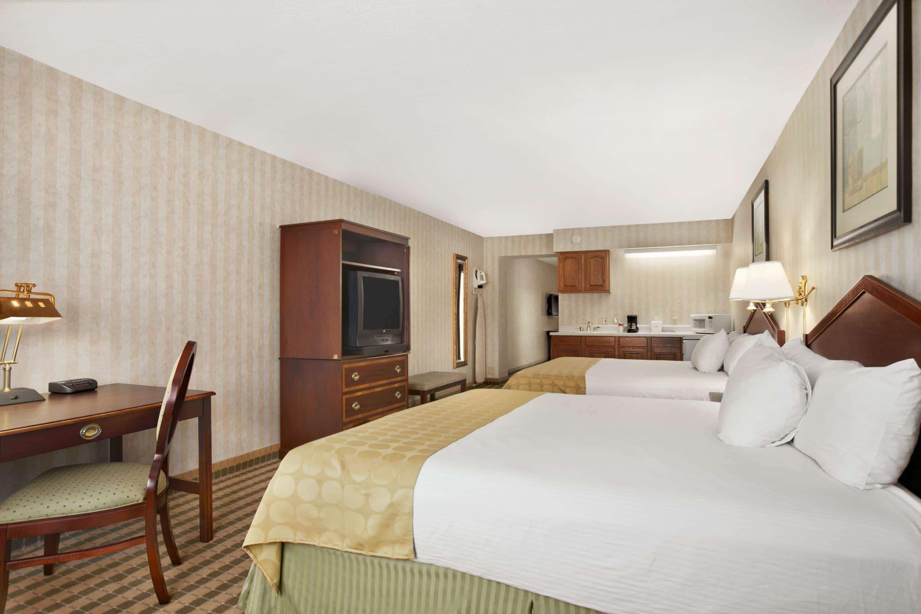 Ramada By Wyndham Saginaw Hotel & Suites Buitenkant foto