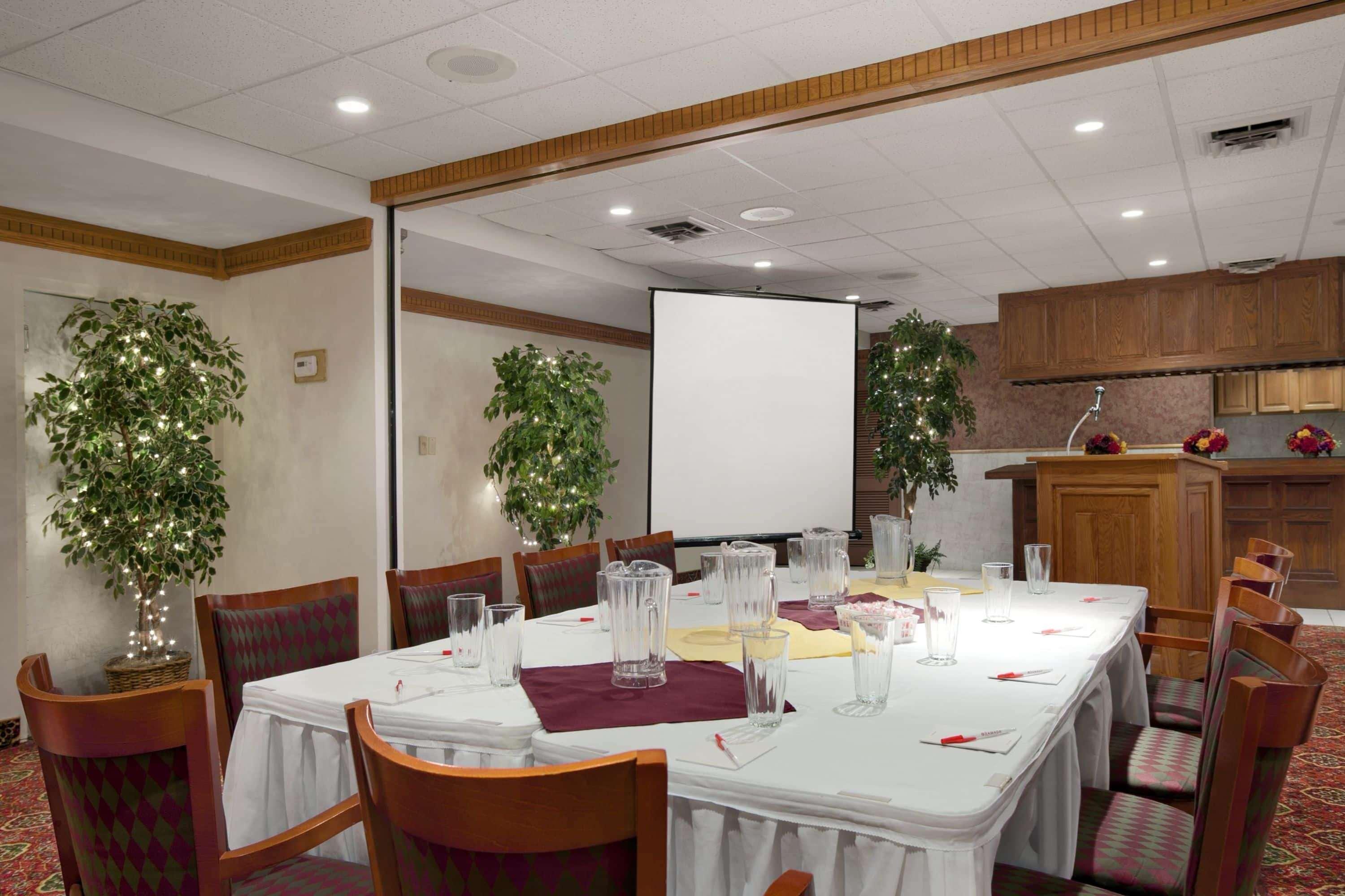 Ramada By Wyndham Saginaw Hotel & Suites Buitenkant foto