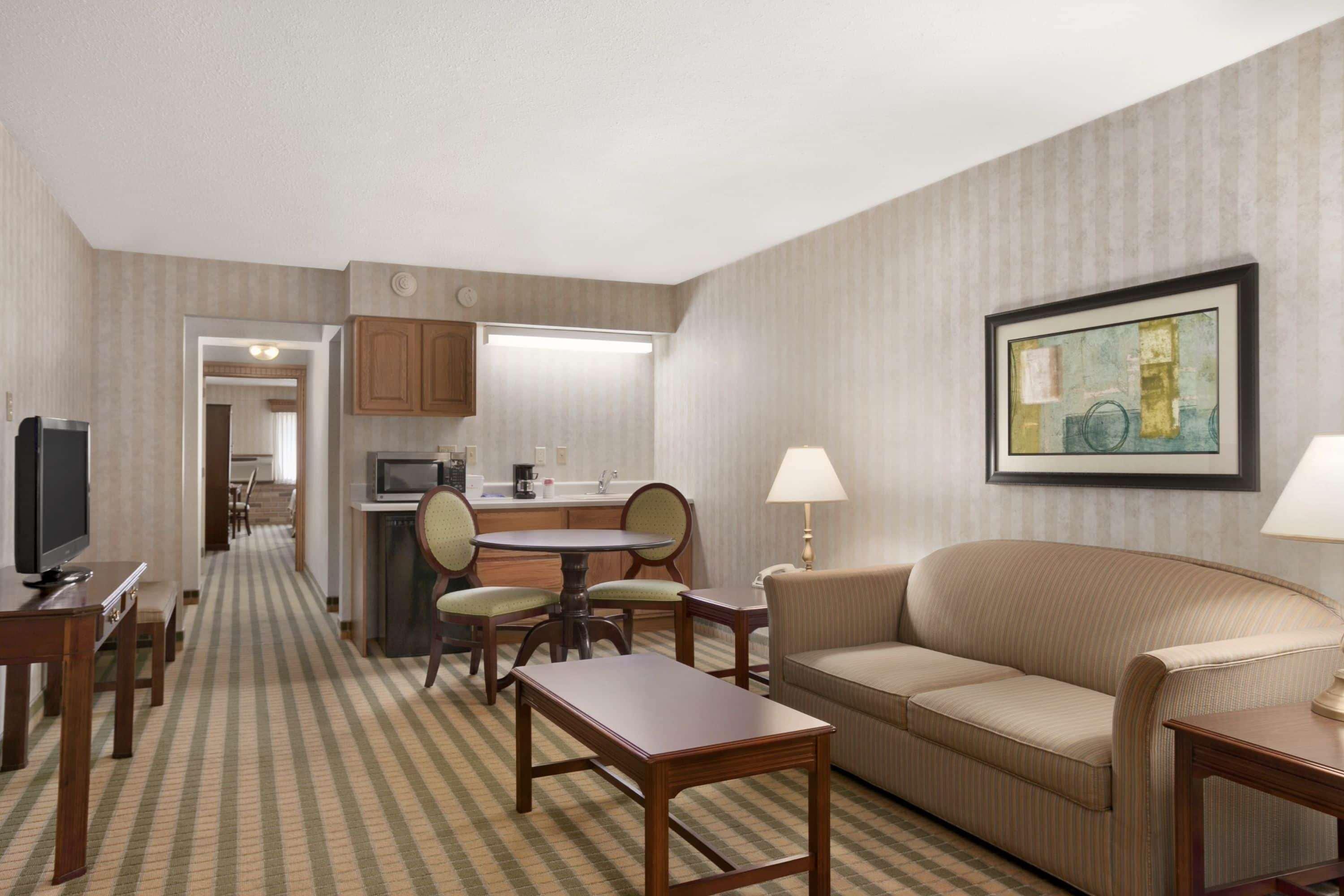 Ramada By Wyndham Saginaw Hotel & Suites Buitenkant foto
