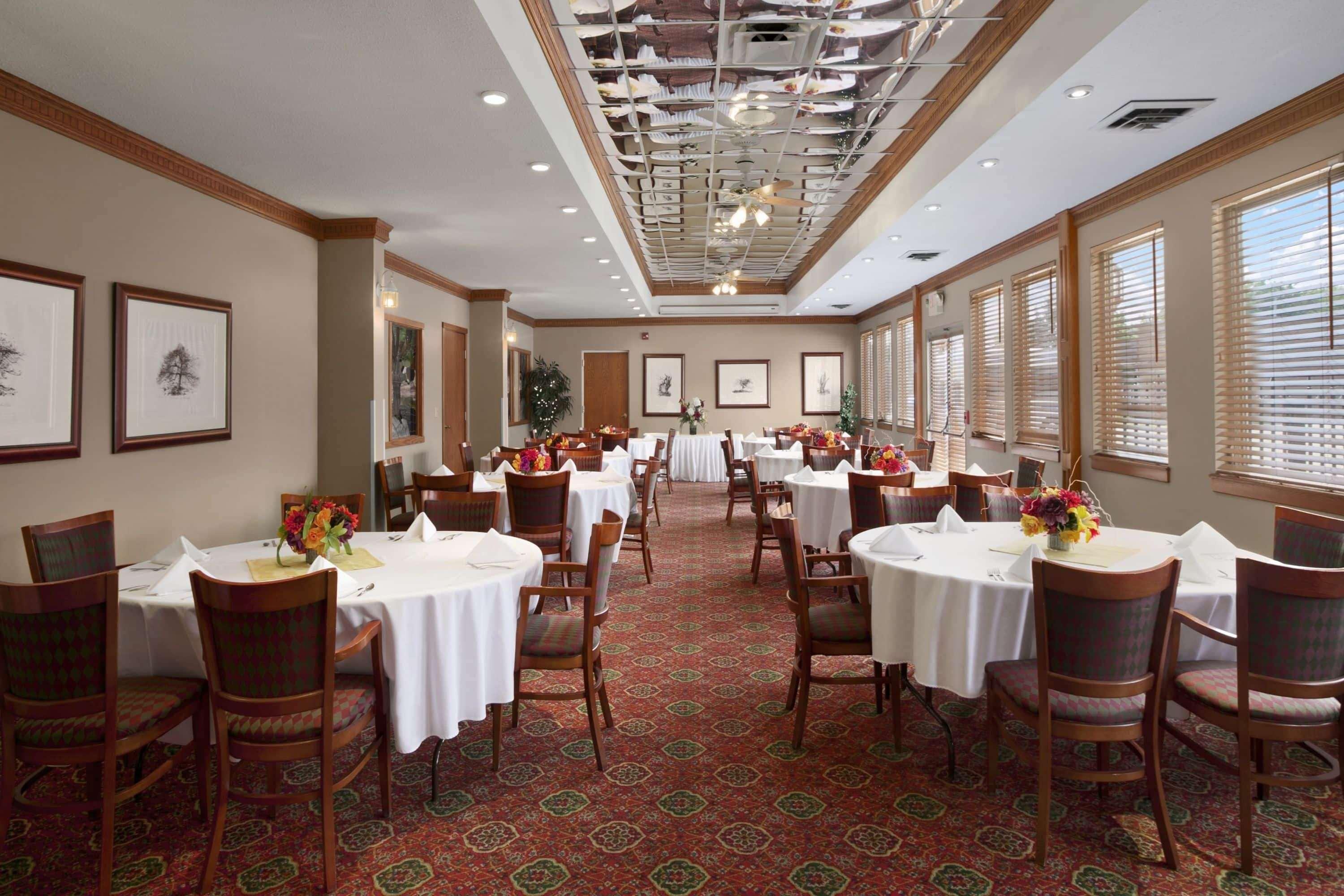 Ramada By Wyndham Saginaw Hotel & Suites Buitenkant foto