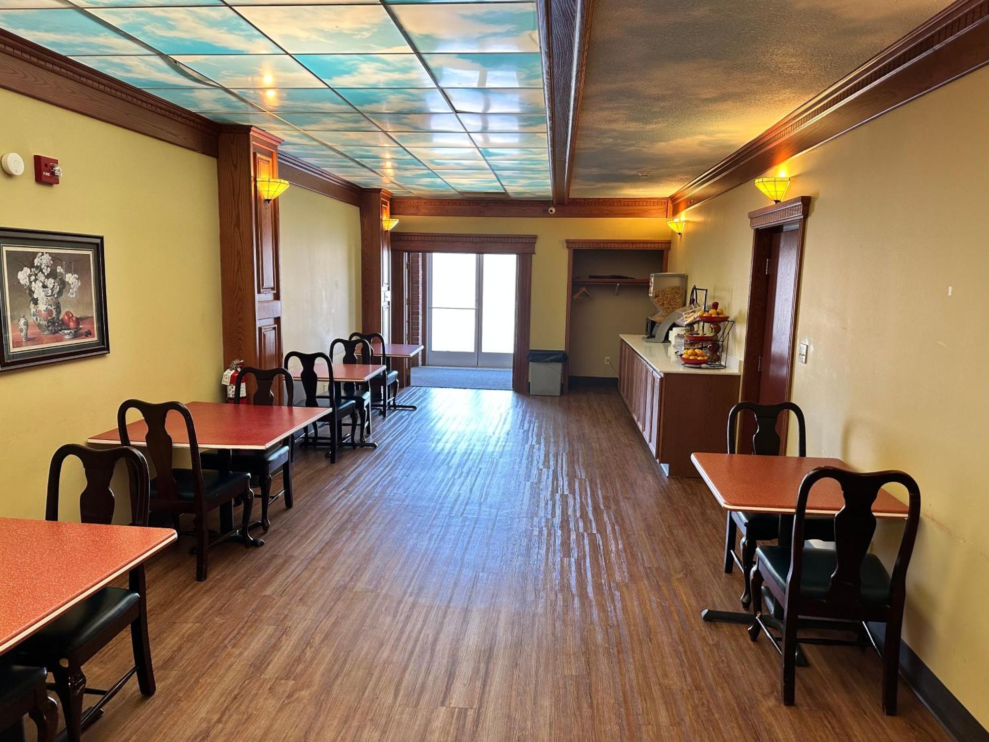 Ramada By Wyndham Saginaw Hotel & Suites Buitenkant foto