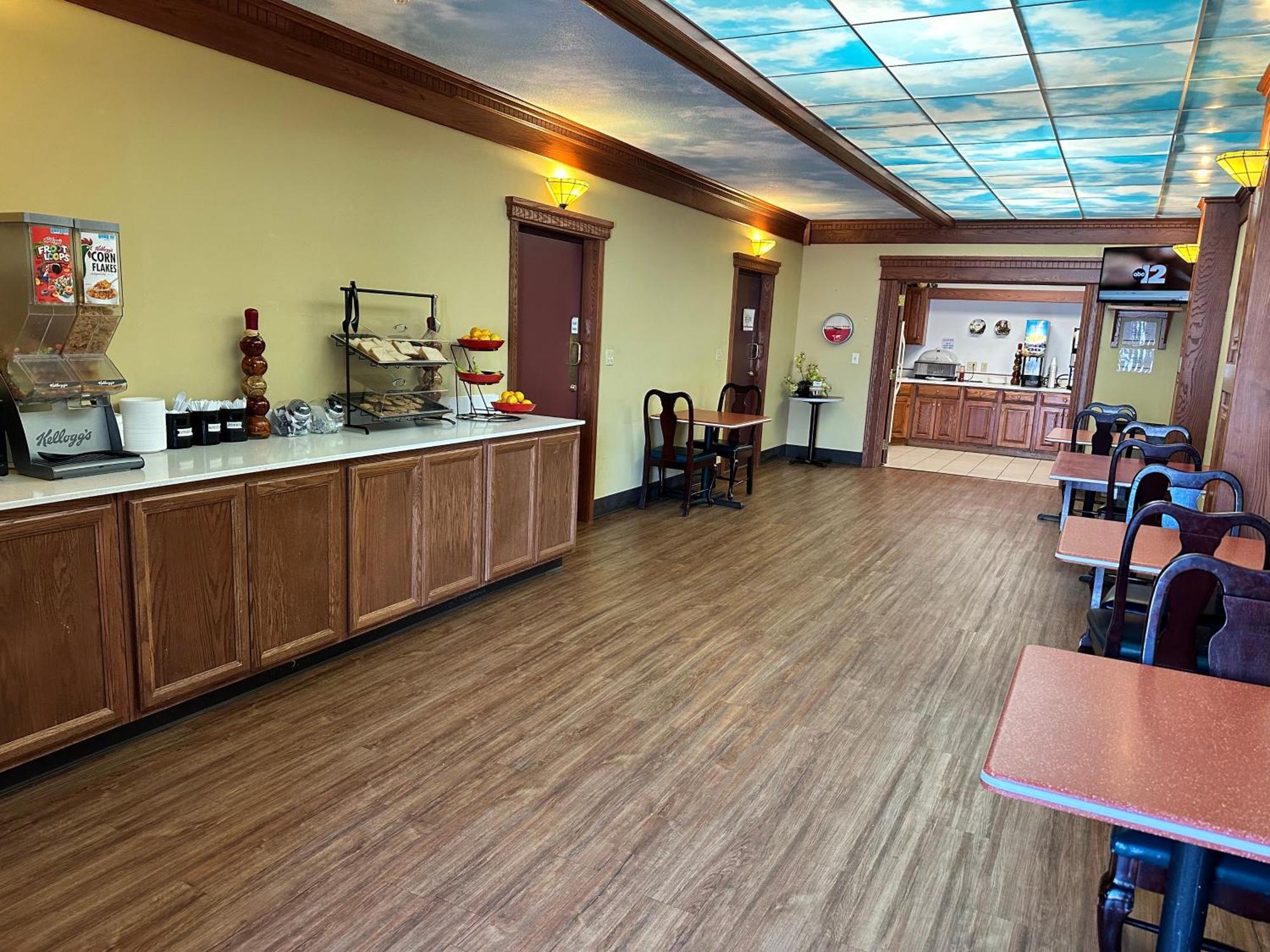 Ramada By Wyndham Saginaw Hotel & Suites Buitenkant foto