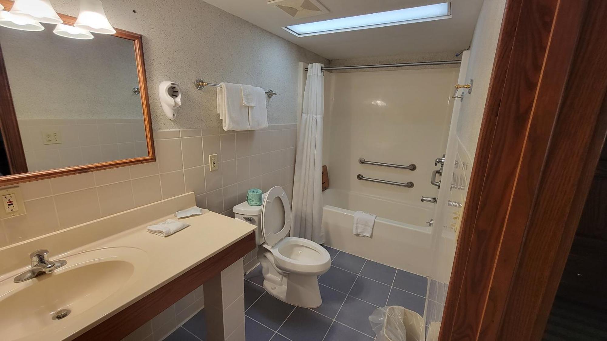 Ramada By Wyndham Saginaw Hotel & Suites Buitenkant foto