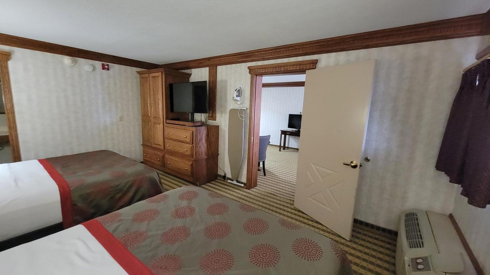 Ramada By Wyndham Saginaw Hotel & Suites Buitenkant foto