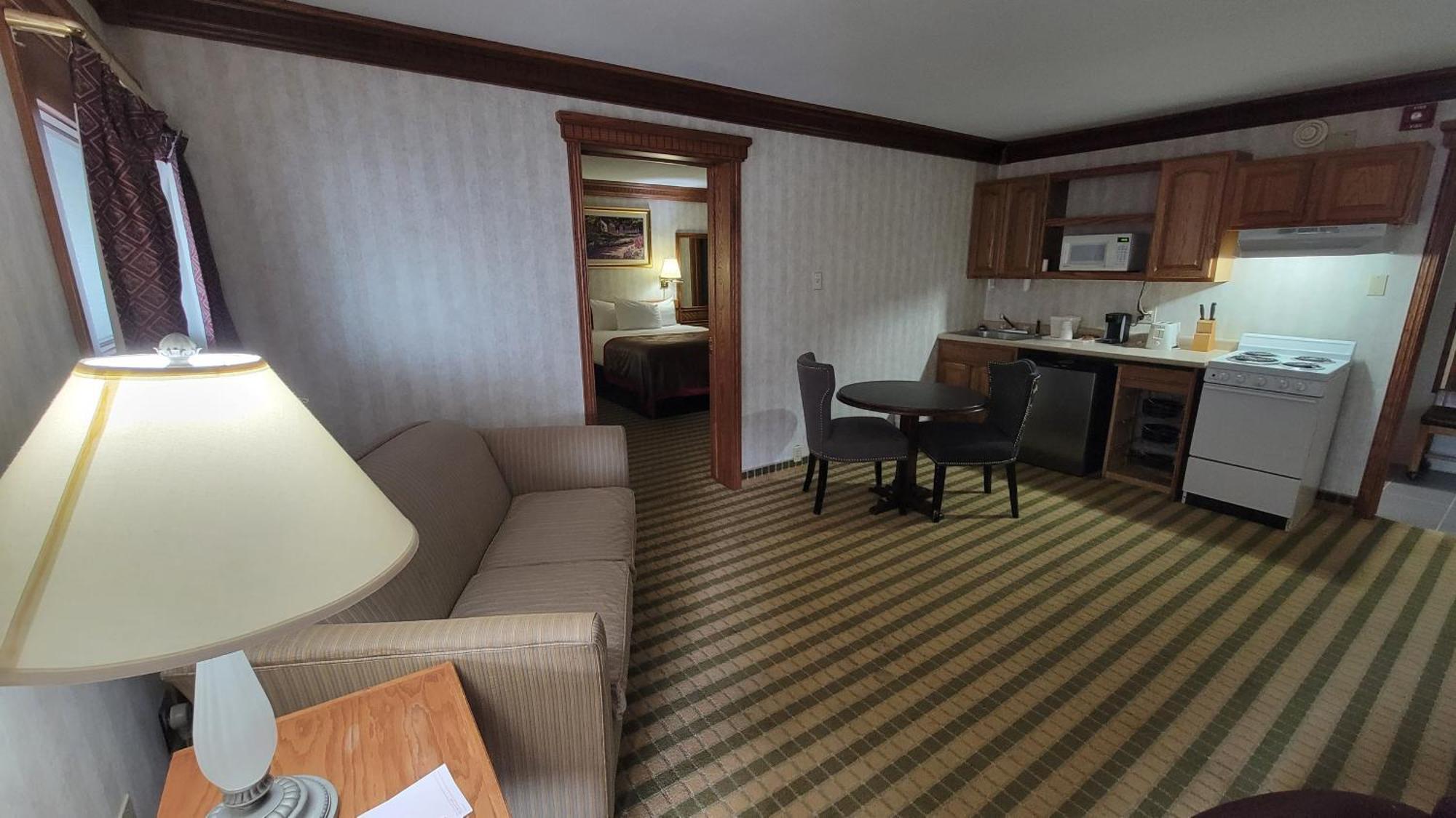 Ramada By Wyndham Saginaw Hotel & Suites Buitenkant foto