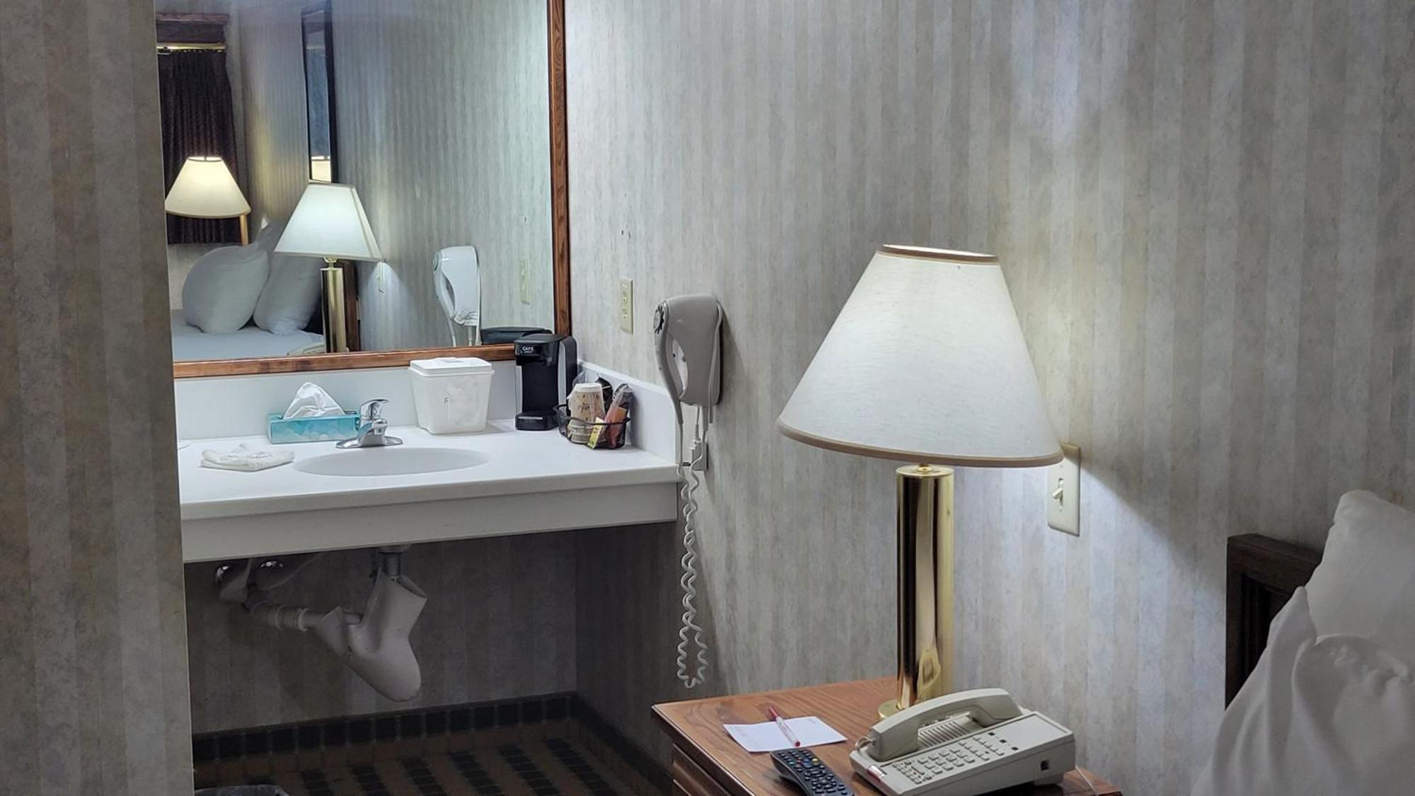 Ramada By Wyndham Saginaw Hotel & Suites Buitenkant foto