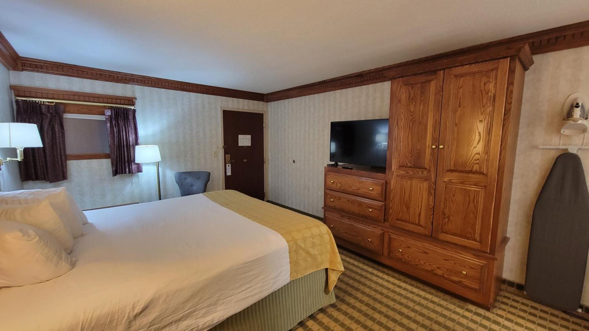 Ramada By Wyndham Saginaw Hotel & Suites Buitenkant foto