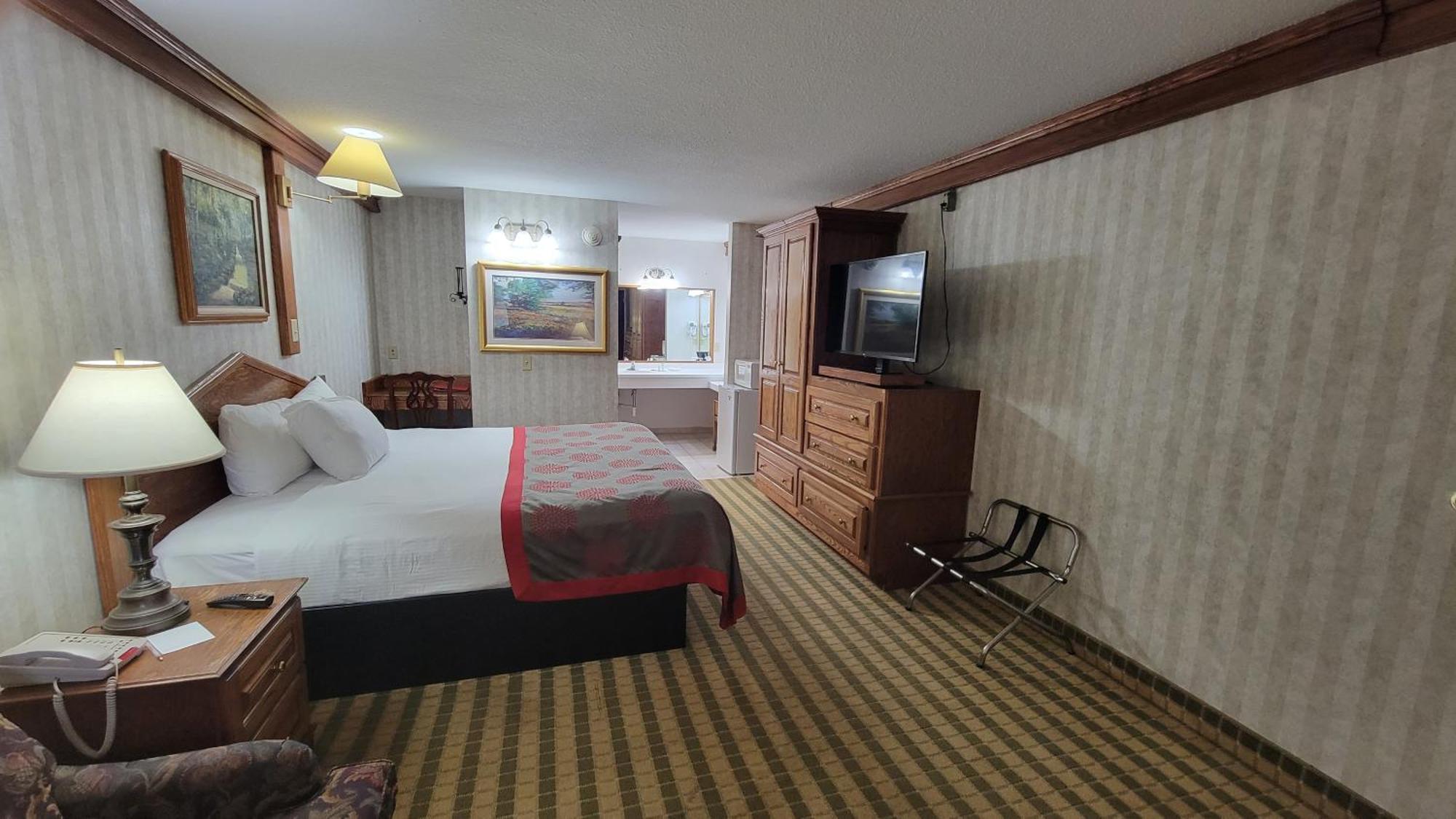 Ramada By Wyndham Saginaw Hotel & Suites Buitenkant foto