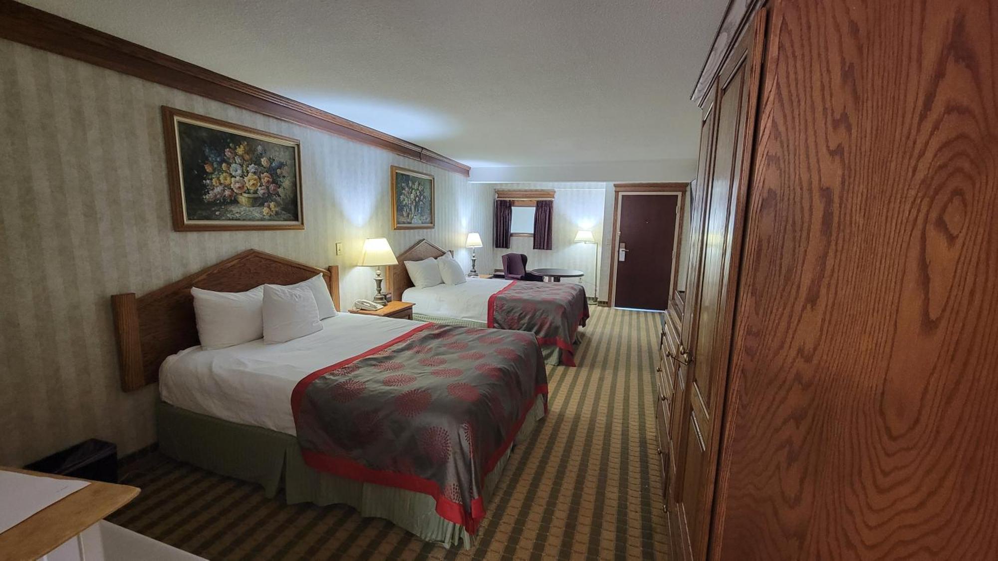 Ramada By Wyndham Saginaw Hotel & Suites Buitenkant foto